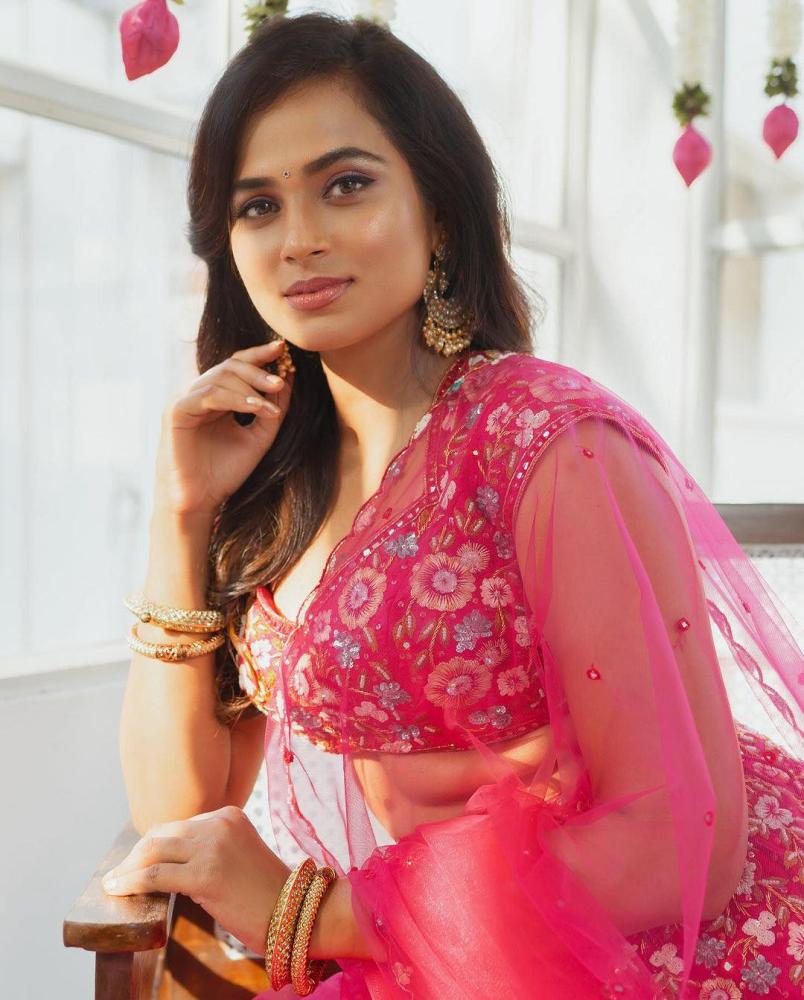 ramya-pandian-latest-hot-photos